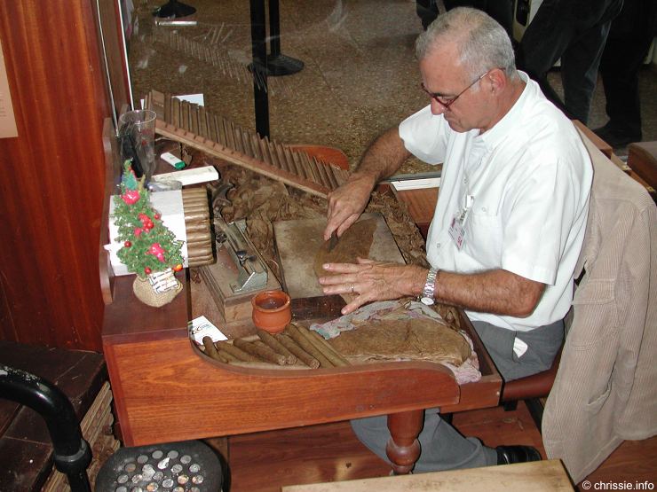 ein Zigarrenmacher - a cigar maker  - click to enlarge - anklicken zum Vergern, mit ALT+F4 wieder schliessen