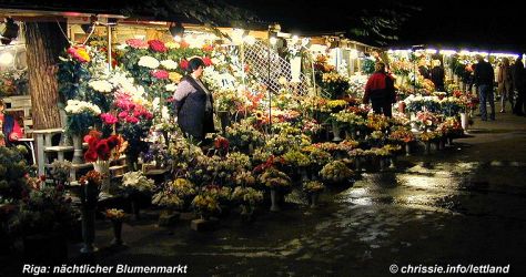 Riga, Lettland: nächtlicher Blumenmarkt